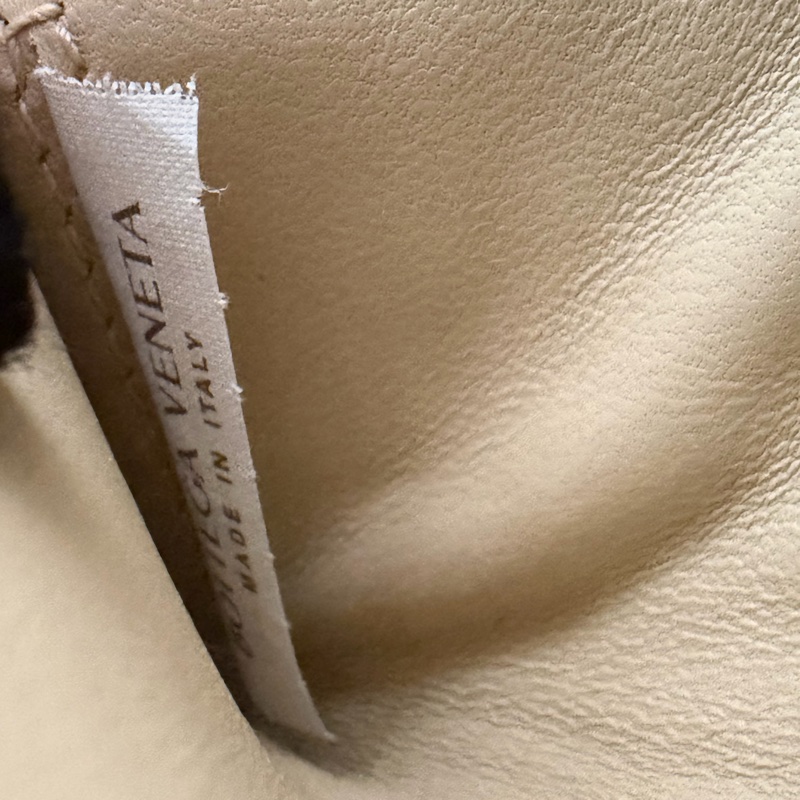 「溫柔肩背包」BV brick cassette 奶茶色枕頭包-29