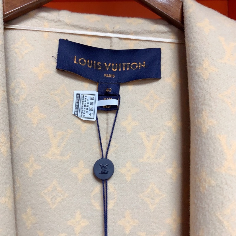 闲置新 LV路易威登LouisVuitton卡其色老花滿印無袖浴袍大衣、42碼-4