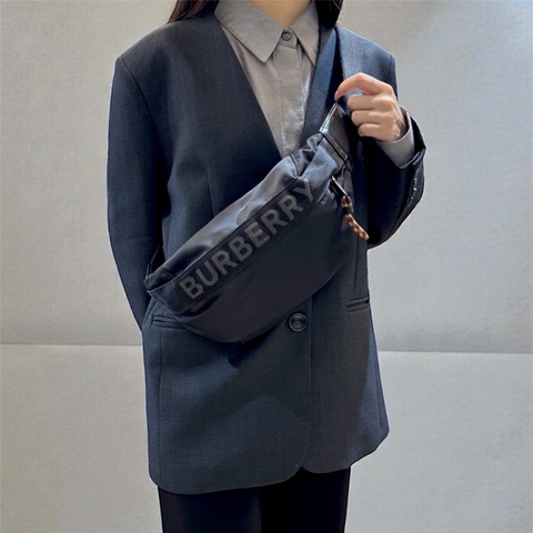 Burberry黑尼龍Sonny銀釦刺繡印字胸口包8025668