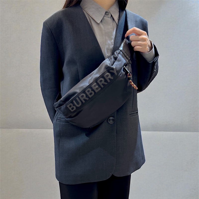 Burberry黑尼龍Sonny銀釦刺繡印字胸口包8025668-0