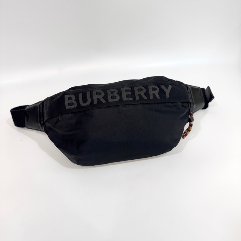 Burberry黑尼龍Sonny銀釦刺繡印字胸口包8025668-1