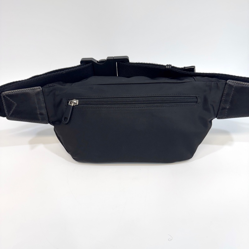 Burberry黑尼龍Sonny銀釦刺繡印字胸口包8025668-4