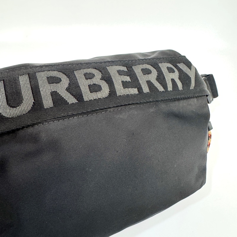 Burberry黑尼龍Sonny銀釦刺繡印字胸口包8025668-7