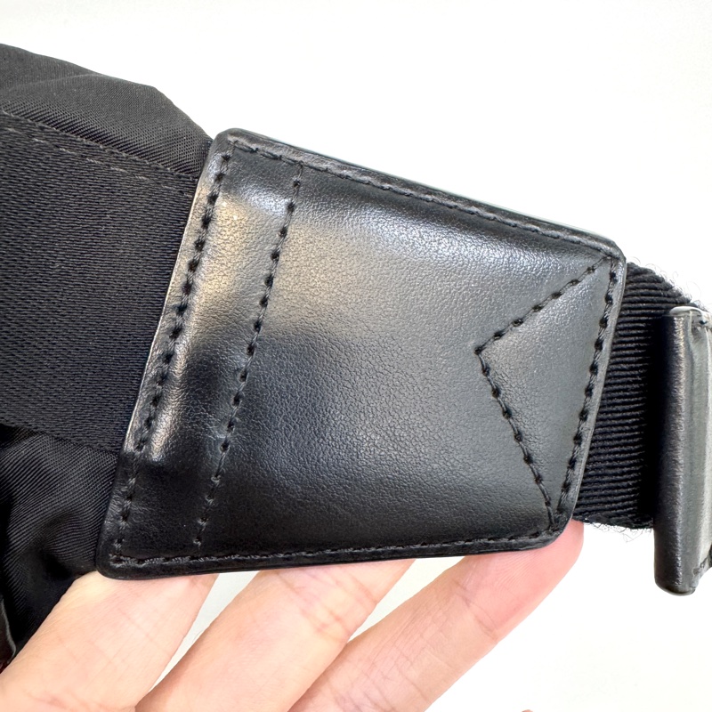 Burberry黑尼龍Sonny銀釦刺繡印字胸口包8025668-9