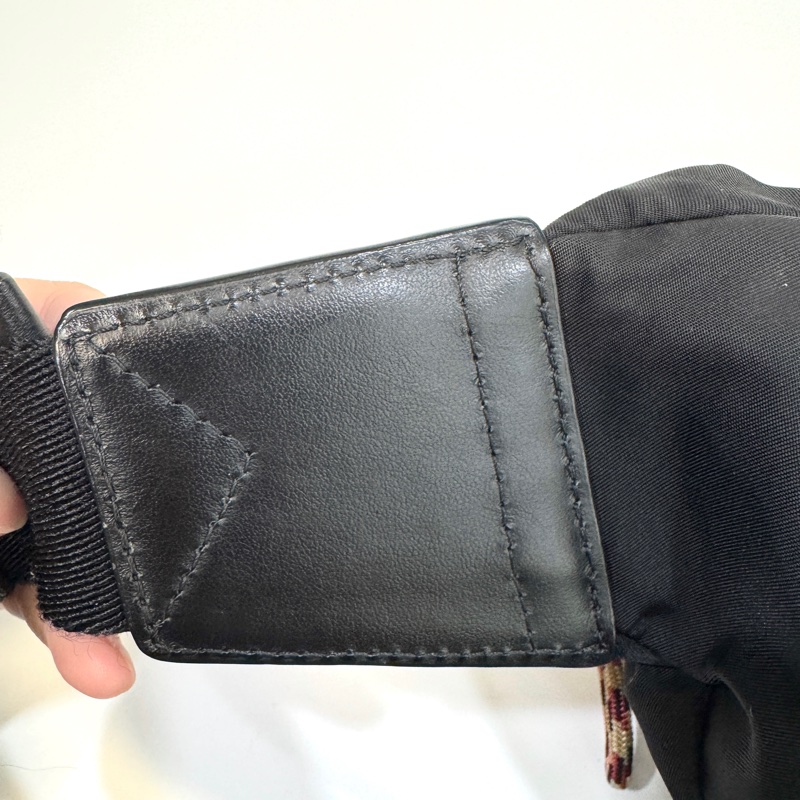 Burberry黑尼龍Sonny銀釦刺繡印字胸口包8025668-10