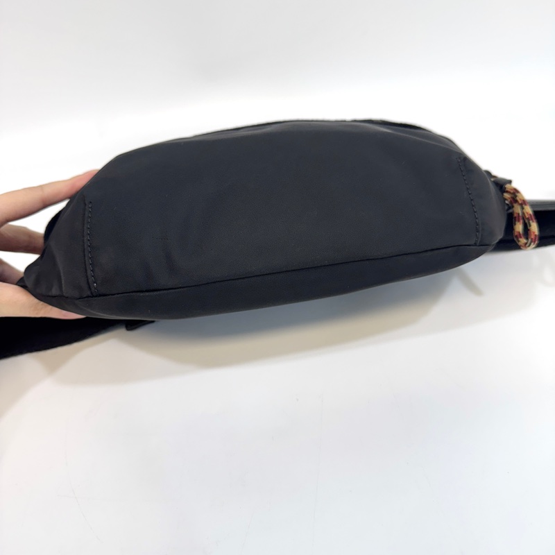 Burberry黑尼龍Sonny銀釦刺繡印字胸口包8025668-6