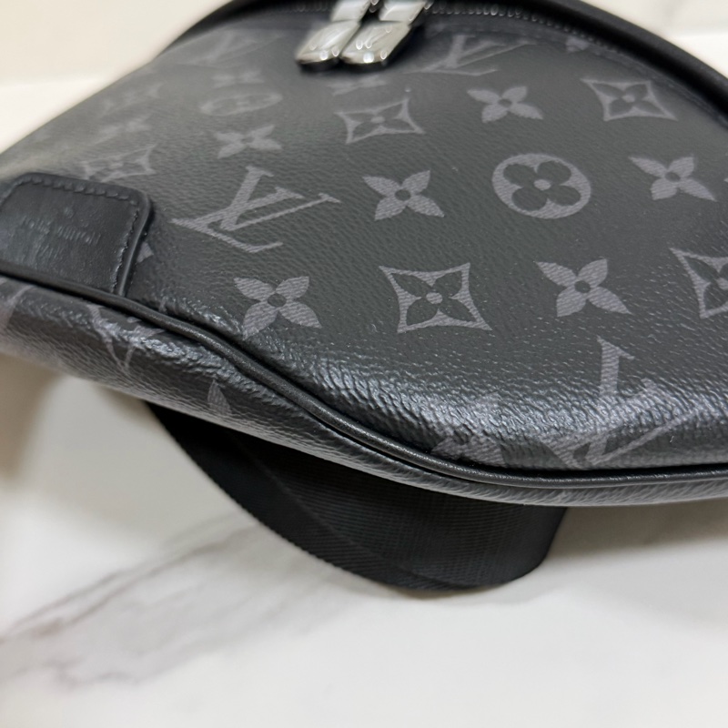 ®️新款式LV Discovery Pm 黑花款男腰包 M46035晶片款-6