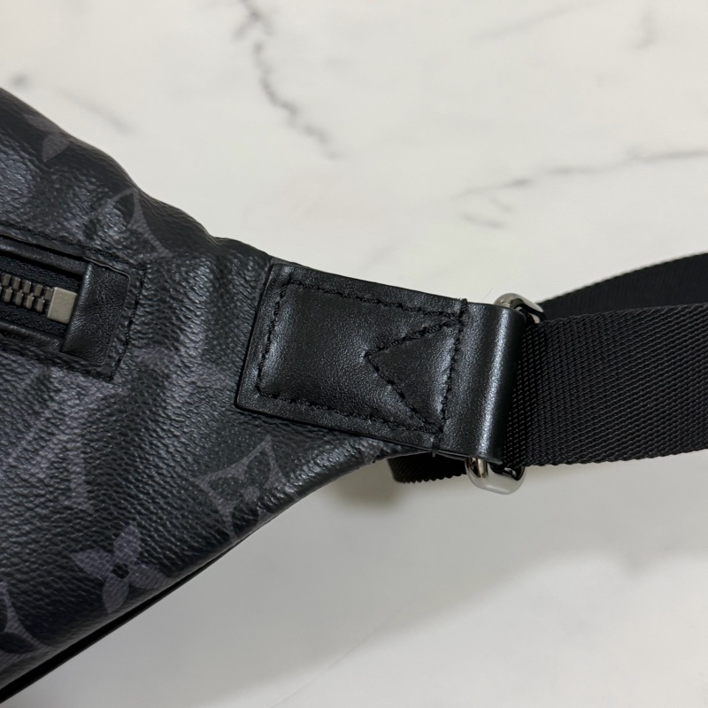 ®️新款式LV Discovery Pm 黑花款男腰包 M46035晶片款-11