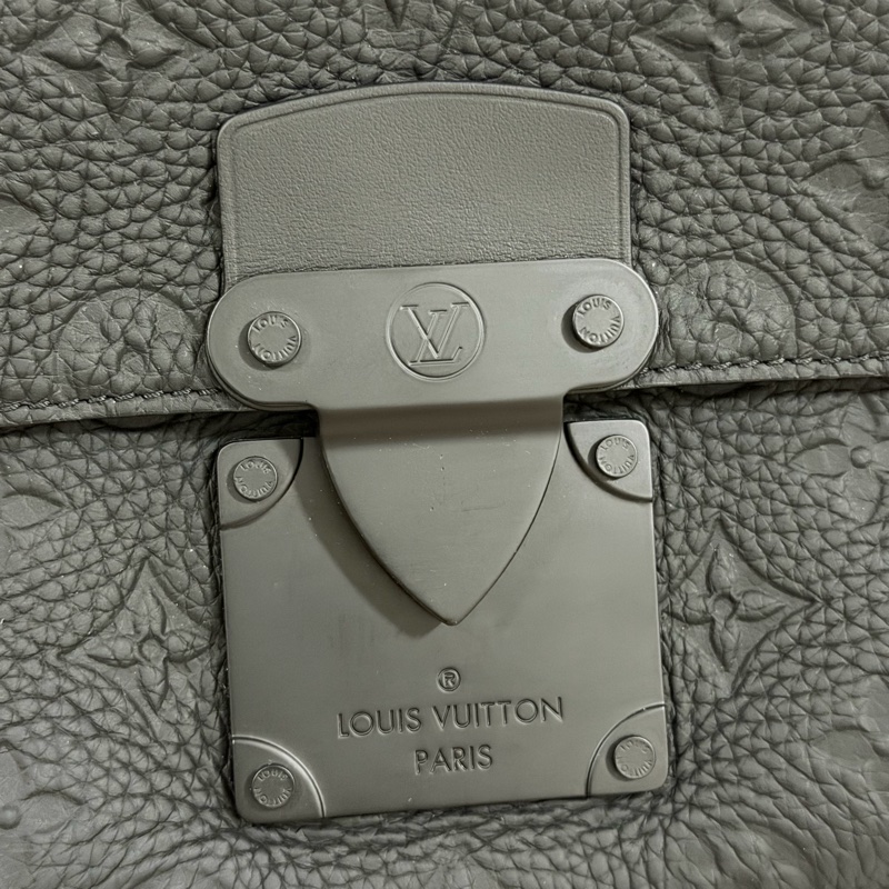 ®️LV S Lock 郵差包 牛皮壓紋款 最新款M58489晶片款-8