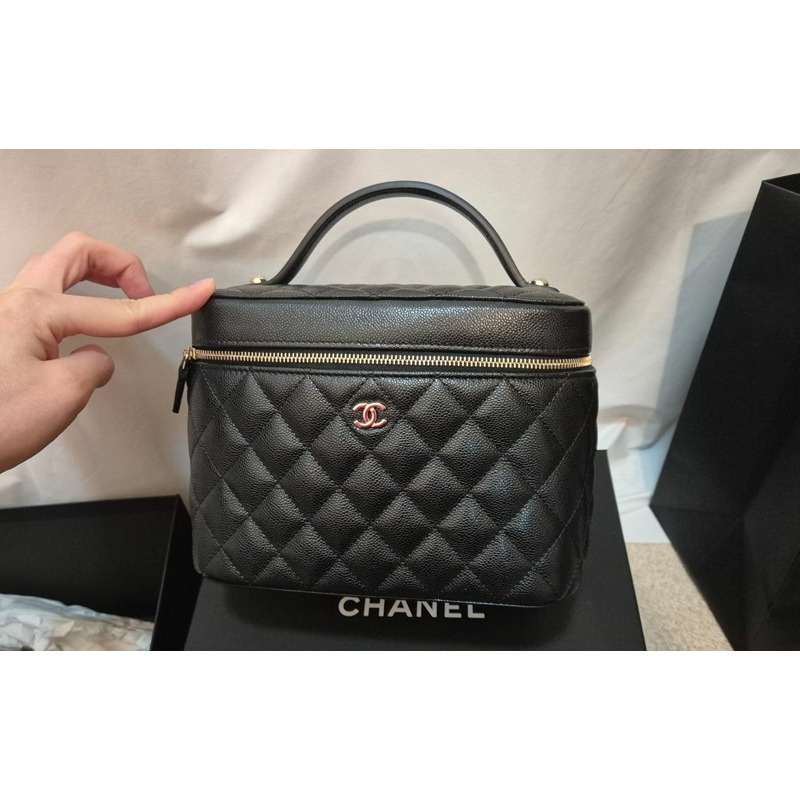 CHANEL 經典化妝包 黑色魚子醬金色手柄 方形手提包-0