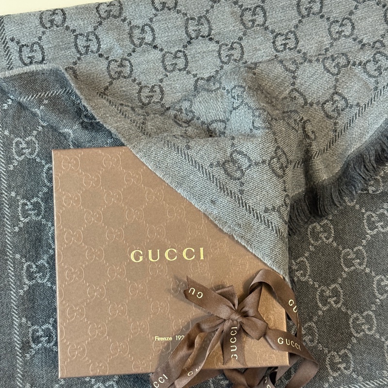 『二手閒置』🔅古馳Gucci提花GG logo灰色雙面圍巾-2