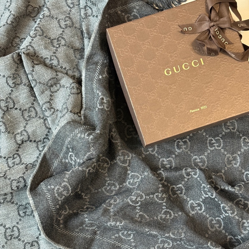 『二手閒置』🔅古馳Gucci提花GG logo灰色雙面圍巾-3
