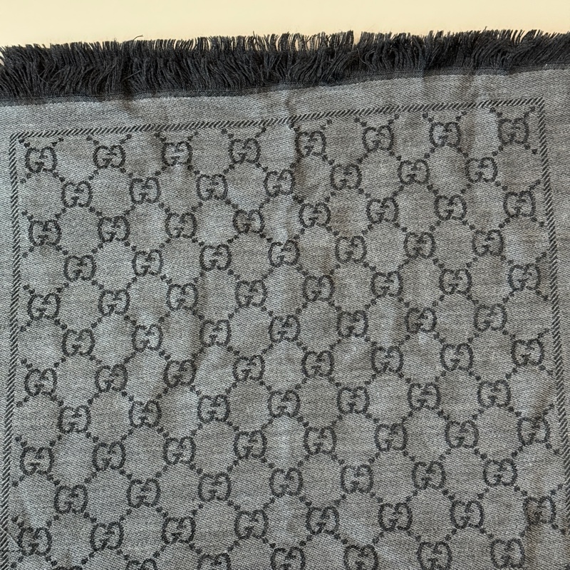 『二手閒置』🔅古馳Gucci提花GG logo灰色雙面圍巾-9
