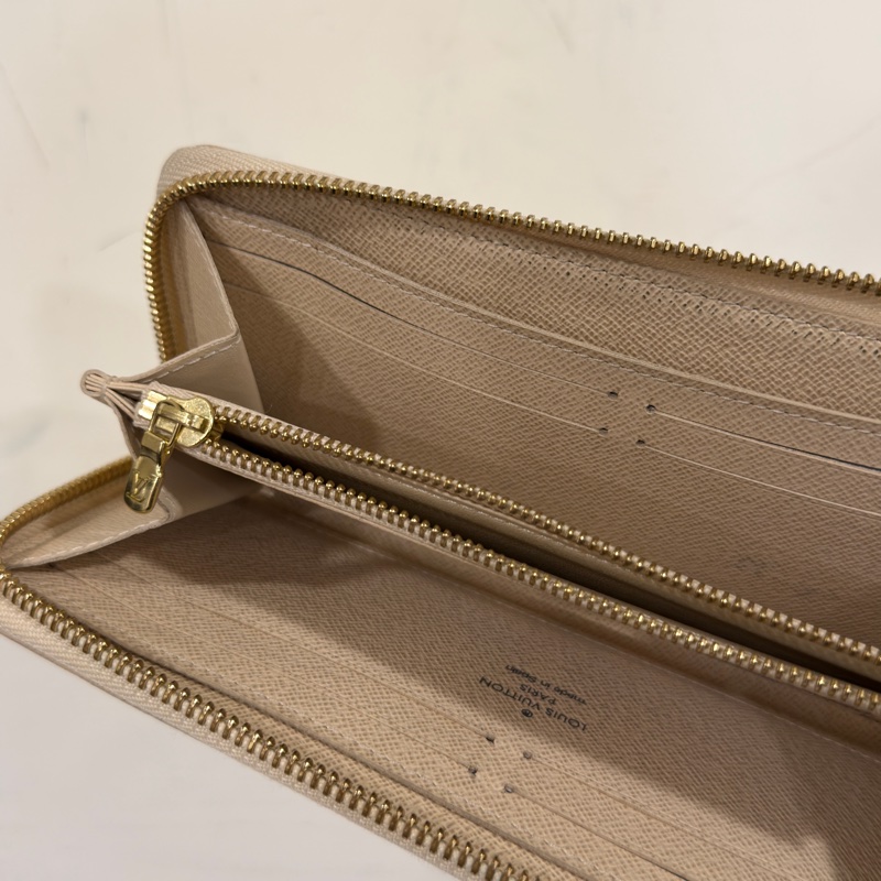 #全網最低💰 #櫃上3️⃣萬 Lv白棋盤格拉鍊長夾-7