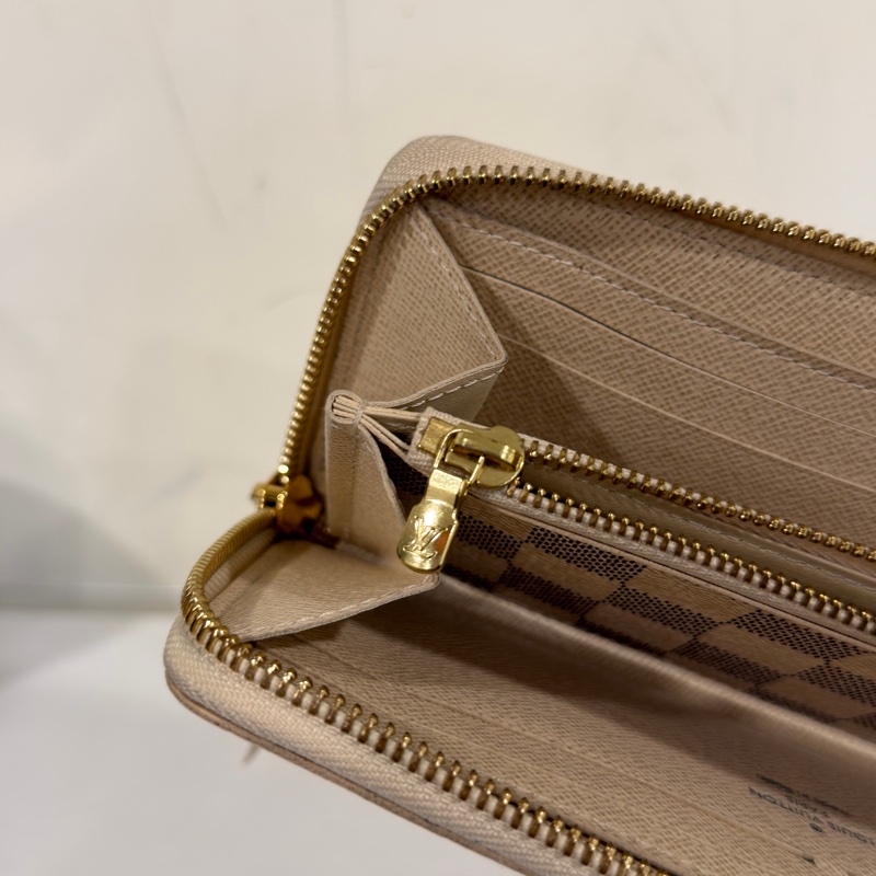 #全網最低💰 #櫃上3️⃣萬 Lv白棋盤格拉鍊長夾-9