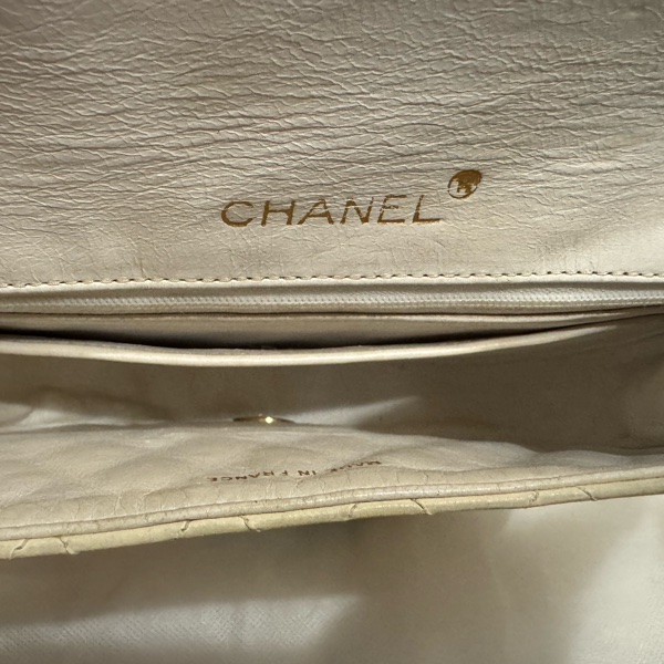 Chanel vintage 羊皮金釦白色包-8