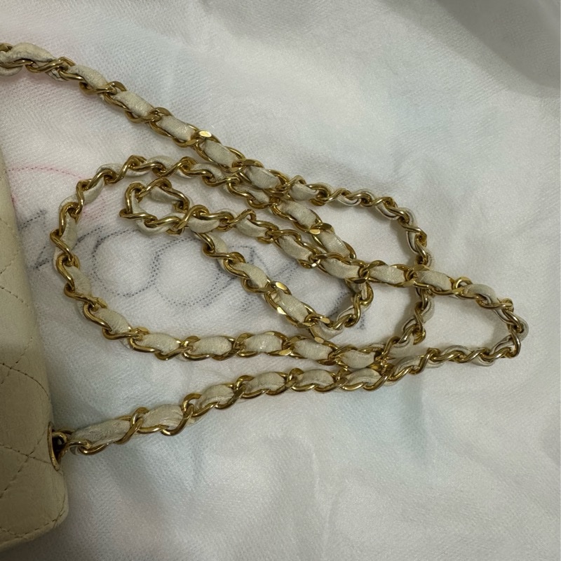 Chanel vintage 羊皮金釦白色包-13