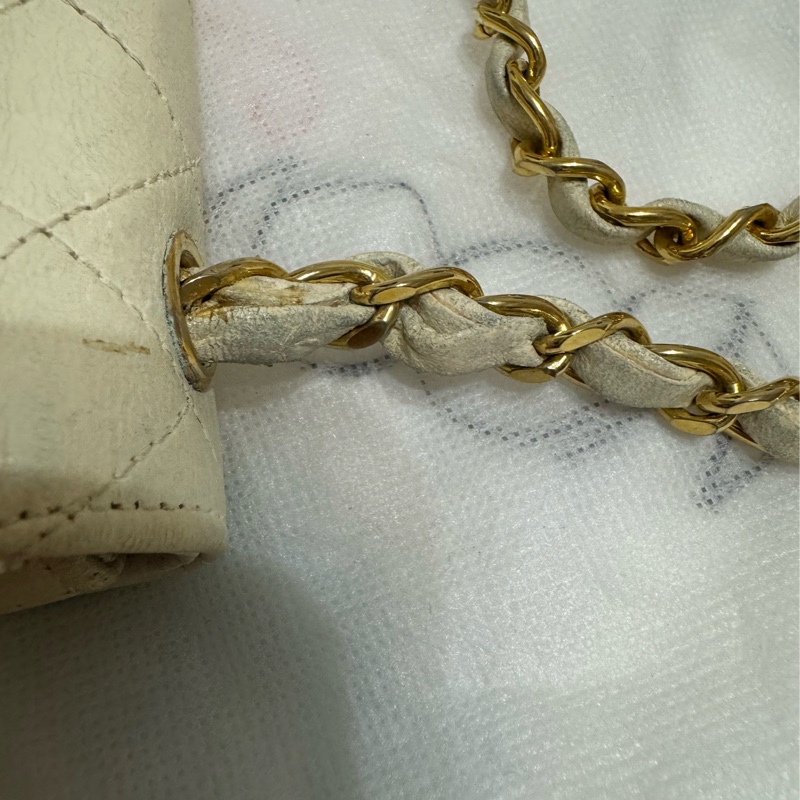 Chanel vintage 羊皮金釦白色包-14