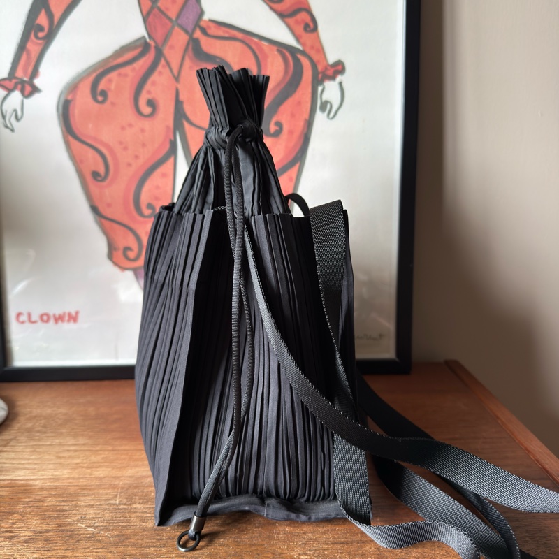 ISSEY MIYAKE 三宅一生 PP 皺褶束口包-1