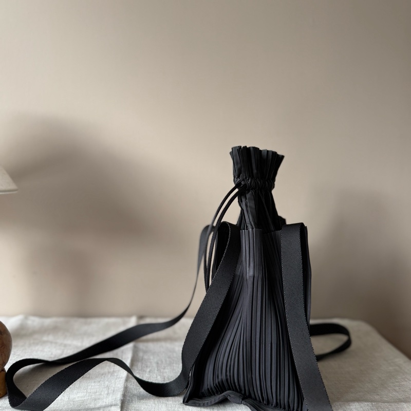 ISSEY MIYAKE 三宅一生 PP 皺褶束口包-6