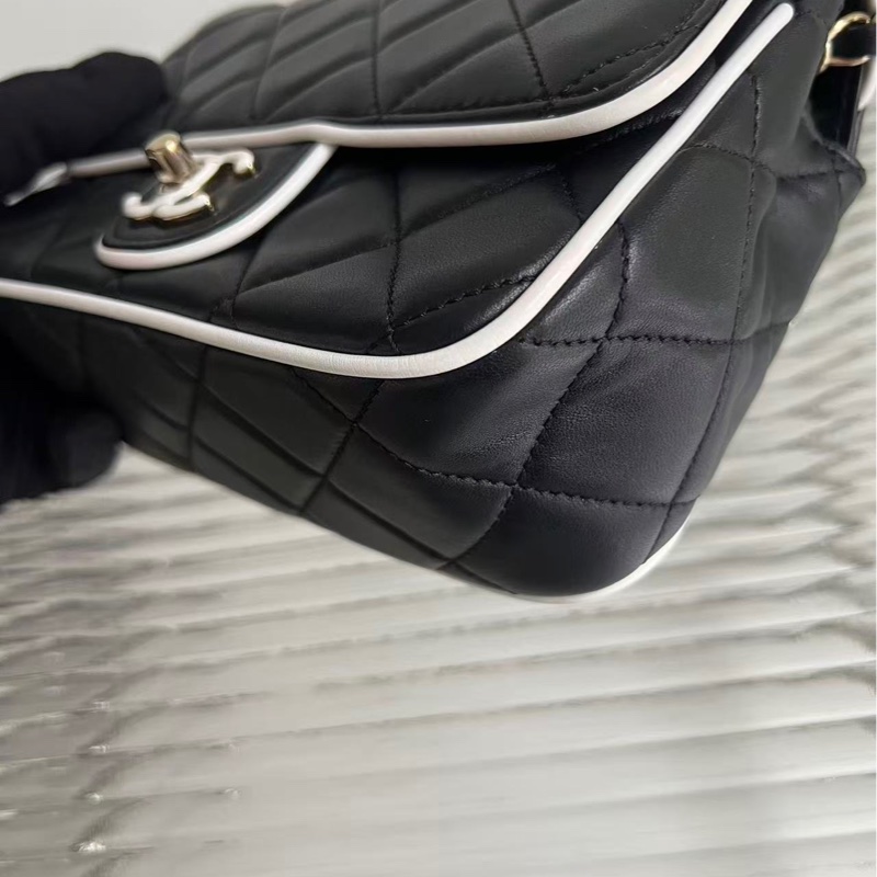 Chanel/香奈兒25P新款黑白熊貓方胖子鏈條包，黑色羊皮配白色包邊，金色鏈條搭配雙C扣，尺寸：19.5*13.5*7cm-7