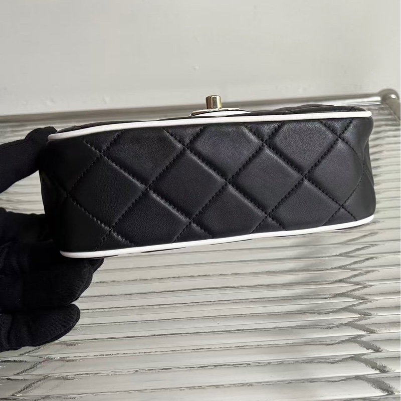 Chanel/香奈兒25P新款黑白熊貓方胖子鏈條包，黑色羊皮配白色包邊，金色鏈條搭配雙C扣，尺寸：19.5*13.5*7cm-8