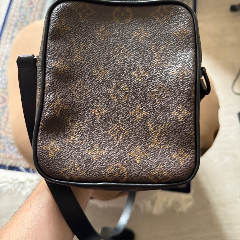 LV M69404 CHRISTOPHER經典Monogram帆布拉鍊斜背包(黑)-7