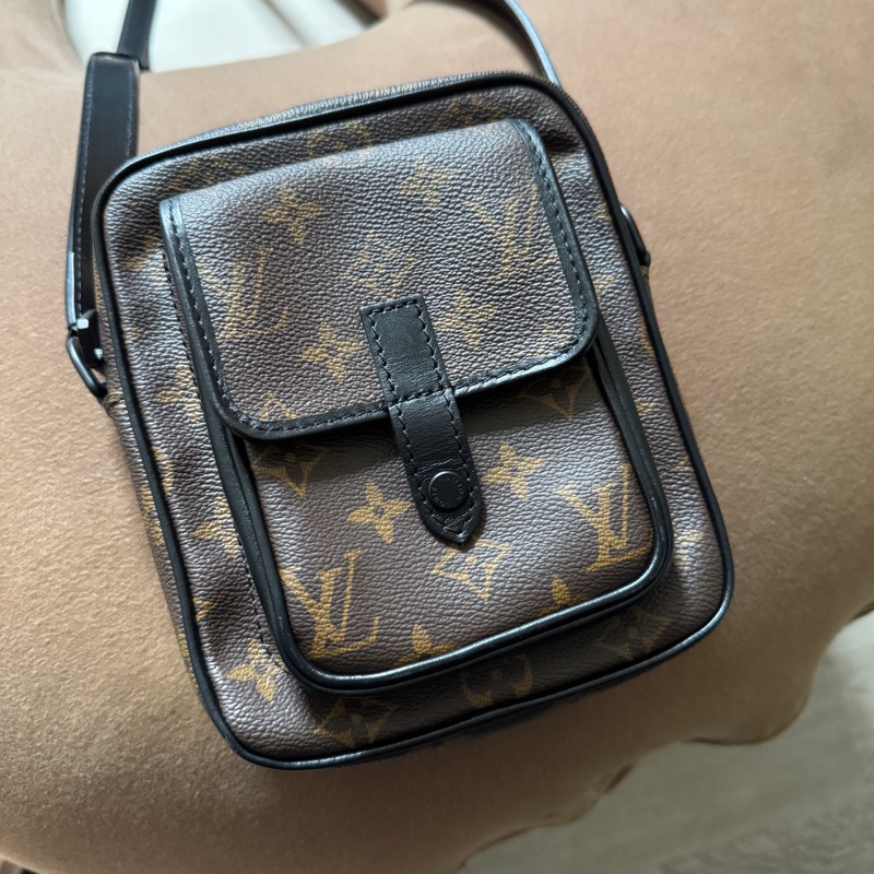 LV M69404 CHRISTOPHER經典Monogram帆布拉鍊斜背包(黑)-9