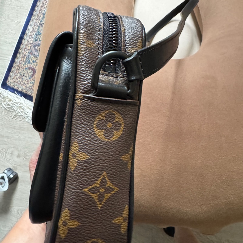LV M69404 CHRISTOPHER經典Monogram帆布拉鍊斜背包(黑)-14