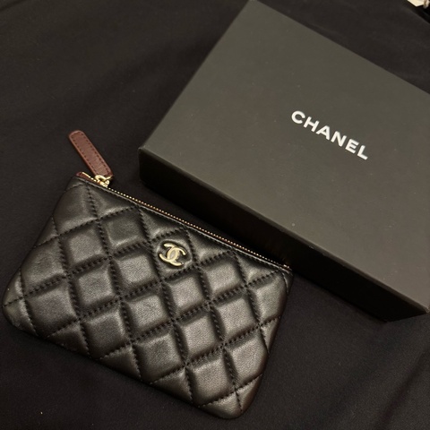 CHANEL黑金羊皮菱格紋一字拉鍊錢包/31