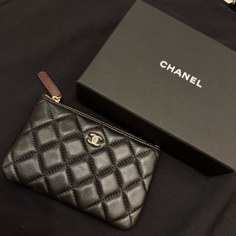 CHANEL黑金羊皮菱格紋一字拉鍊錢包/31-0