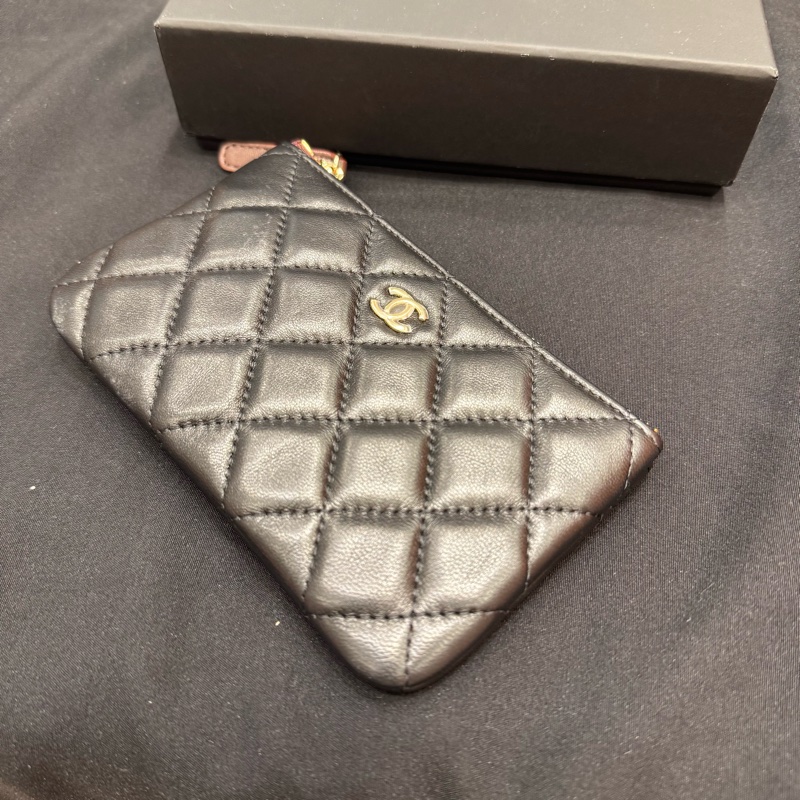 CHANEL黑金羊皮菱格紋一字拉鍊錢包/31-2