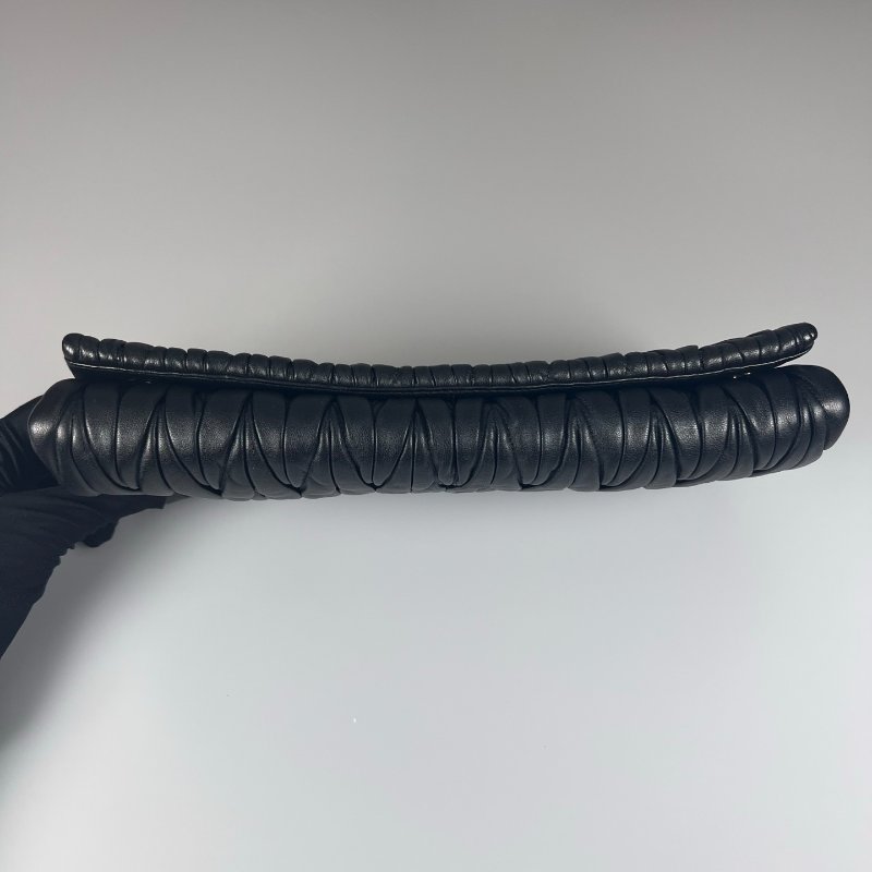 MIUMIU  黑色金扣皺褶單肩鏈條包-4