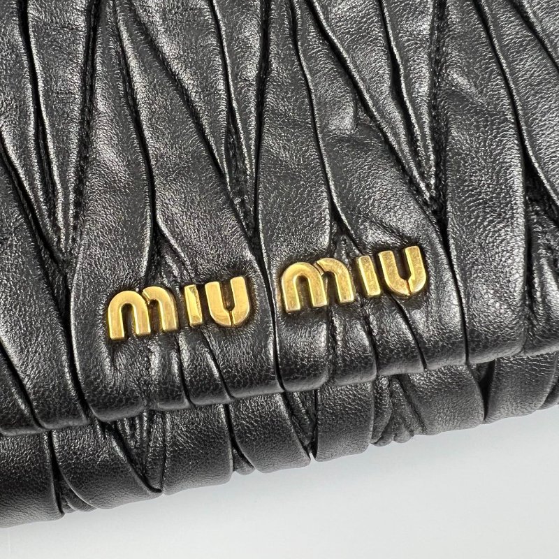 MIUMIU  黑色金扣皺褶單肩鏈條包-9