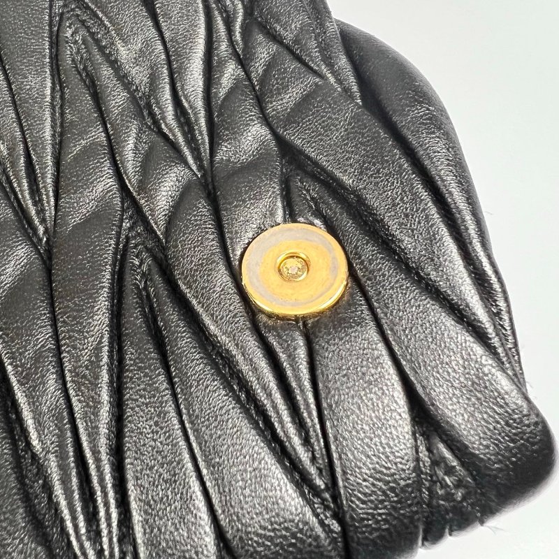 MIUMIU  黑色金扣皺褶單肩鏈條包-11