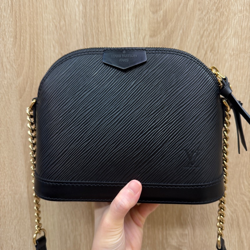 LV 黑Epi牛皮金釦Alma mini半月斜背包M51405-0