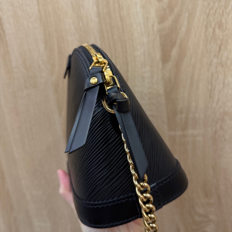 LV 黑Epi牛皮金釦Alma mini半月斜背包M51405-1