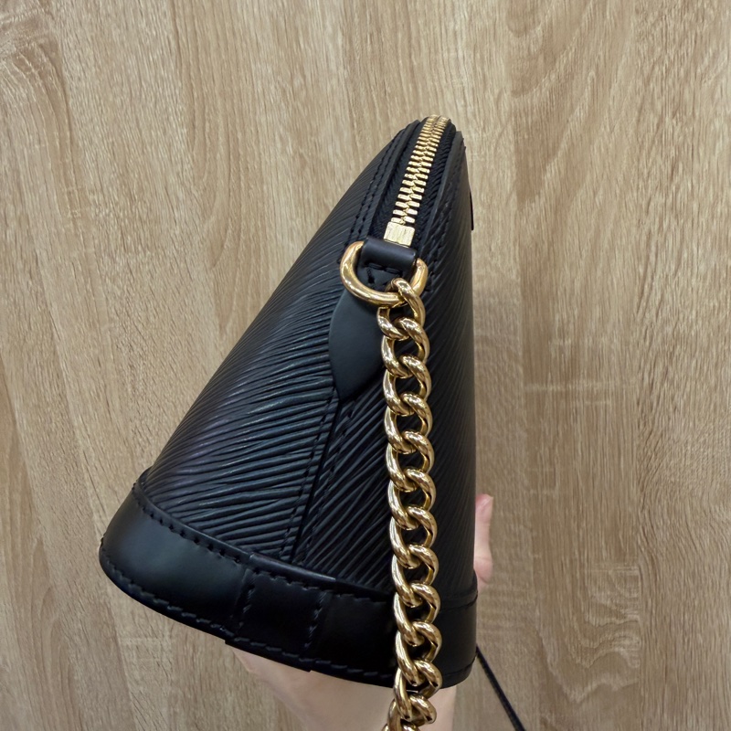 LV 黑Epi牛皮金釦Alma mini半月斜背包M51405-3