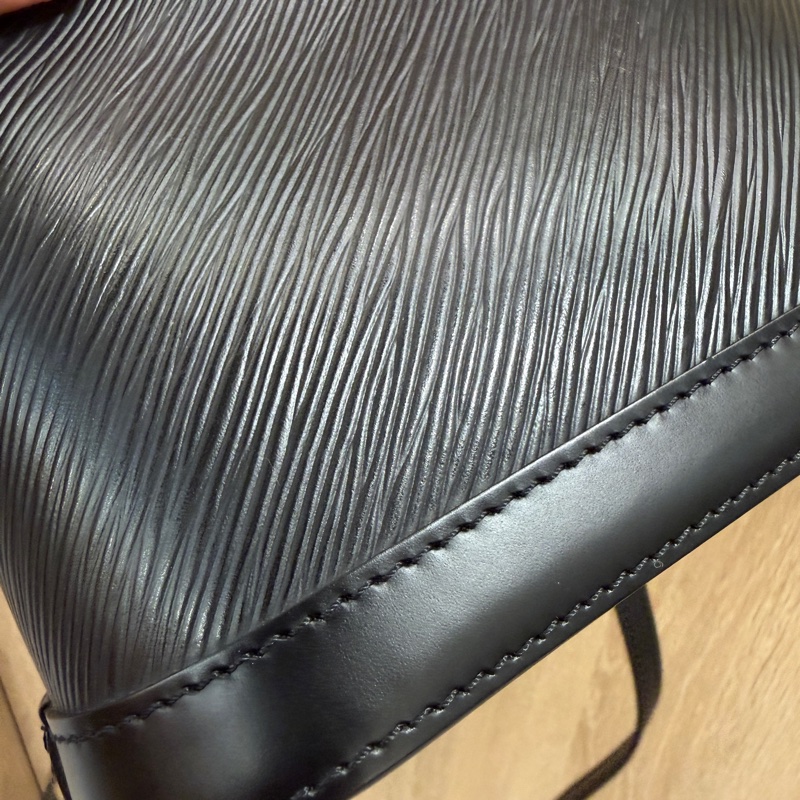 LV 黑Epi牛皮金釦Alma mini半月斜背包M51405-12