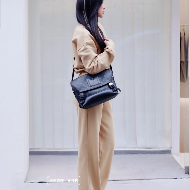 LOUIS VUITTON Voyager郵差包 -  PM灰老花-9