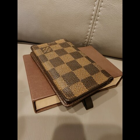 特價出清，日本帶回正品狀況良好 LV 棋盤格卡片夾
狀況如照片所示
畢竟是中古品，難免有歲月痕跡
完美主義者請勿下單，謝謝