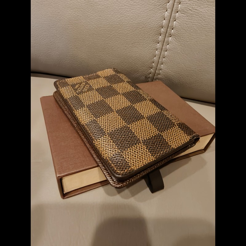 特價出清，日本帶回正品狀況良好 LV 棋盤格卡片夾
狀況如照片所示
畢竟是中古品，難免有歲月痕跡
完美主義者請勿下單，謝謝-0
