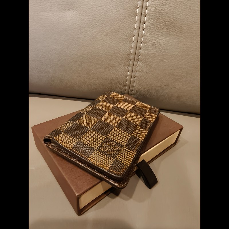 特價出清，日本帶回正品狀況良好 LV 棋盤格卡片夾
狀況如照片所示
畢竟是中古品，難免有歲月痕跡
完美主義者請勿下單，謝謝-1