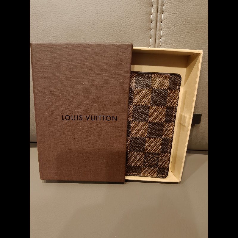 特價出清，日本帶回正品狀況良好 LV 棋盤格卡片夾
狀況如照片所示
畢竟是中古品，難免有歲月痕跡
完美主義者請勿下單，謝謝-2