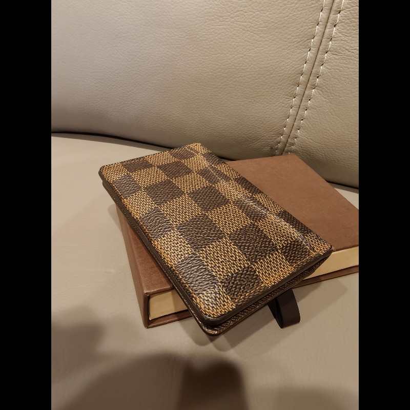 特價出清，日本帶回正品狀況良好 LV 棋盤格卡片夾
狀況如照片所示
畢竟是中古品，難免有歲月痕跡
完美主義者請勿下單，謝謝-3
