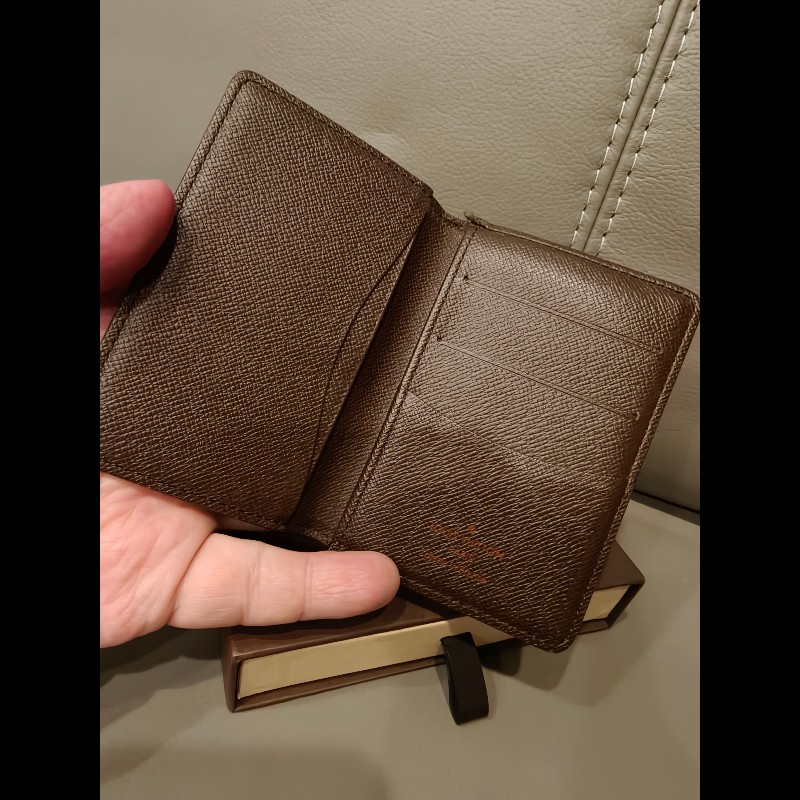 特價出清，日本帶回正品狀況良好 LV 棋盤格卡片夾
狀況如照片所示
畢竟是中古品，難免有歲月痕跡
完美主義者請勿下單，謝謝-4