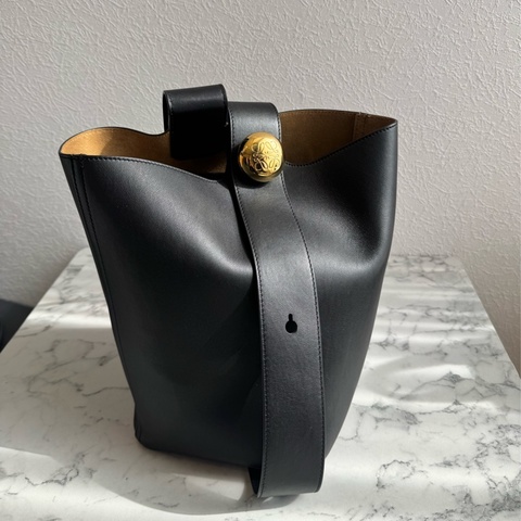Loewe 黑皮革金圓釦單肩圓筒包MM 超時尚😻😻