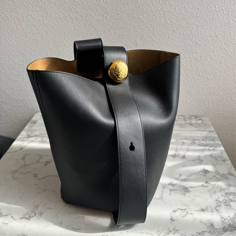 Loewe 黑皮革金圓釦單肩圓筒包MM 超時尚😻😻-0