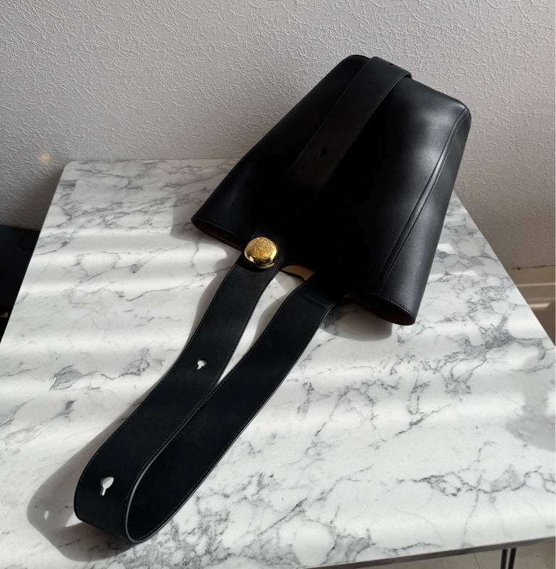 Loewe 黑皮革金圓釦單肩圓筒包MM 超時尚😻😻-1