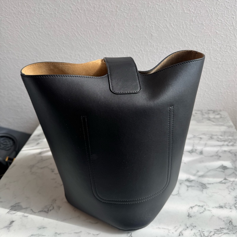 Loewe 黑皮革金圓釦單肩圓筒包MM 超時尚😻😻-2